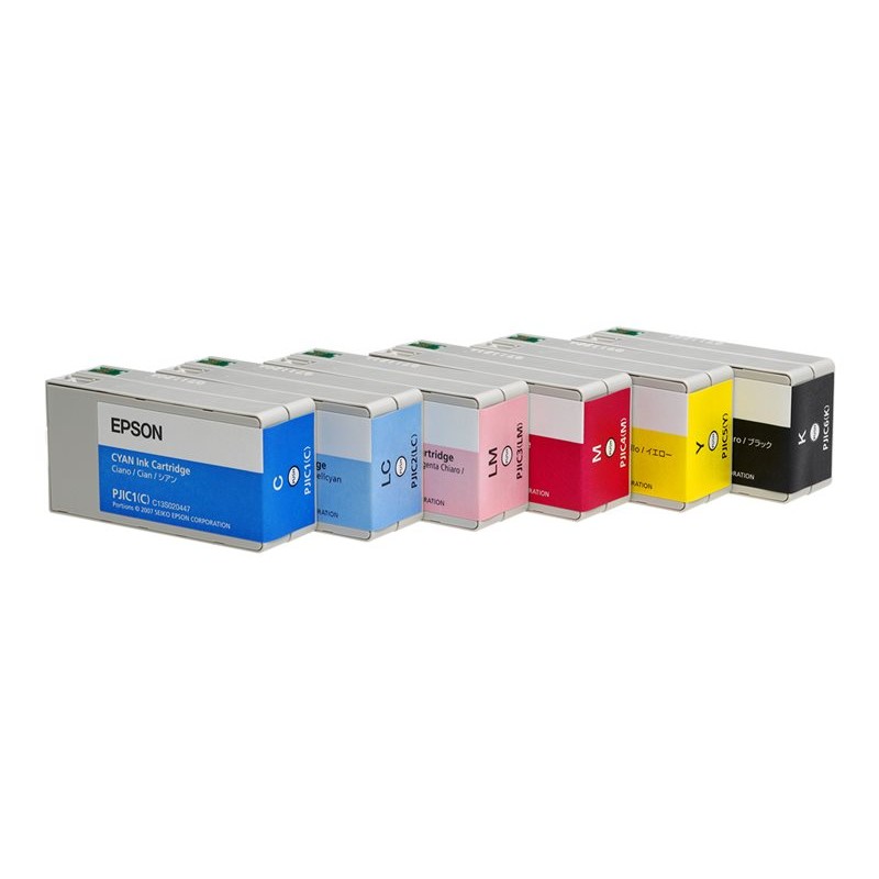 Nekoliko kutija Epson Discproducer tinti posloženih u nizu na bijeloj pozadini